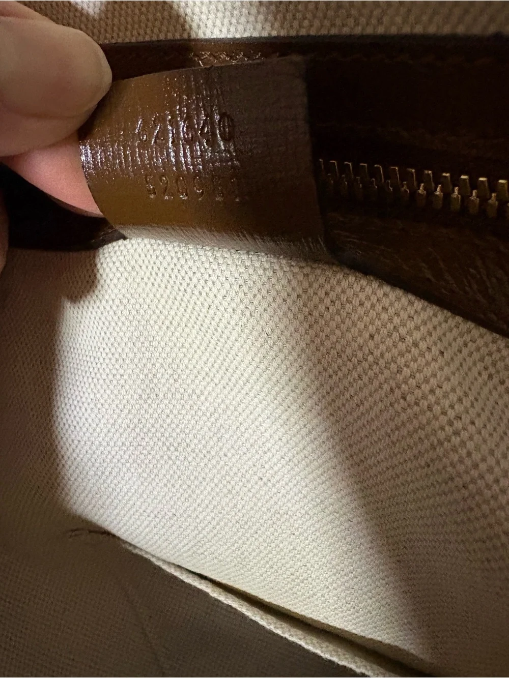Gucci signature gg